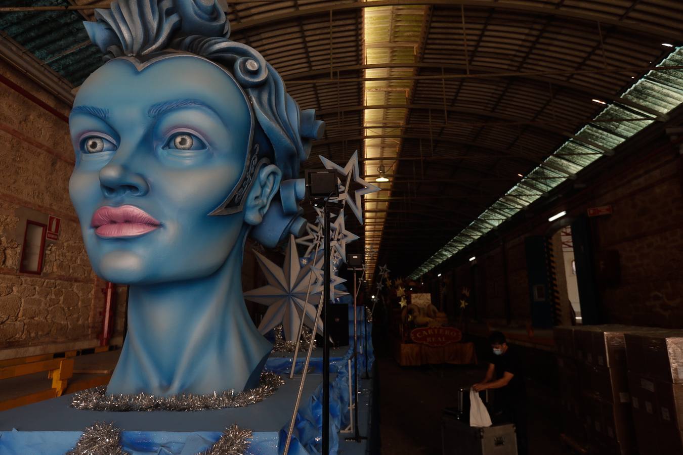 FOTOS: Las carrozas ya se preparan para la Gran Cabalgata de los Reyes Magos de Cádiz