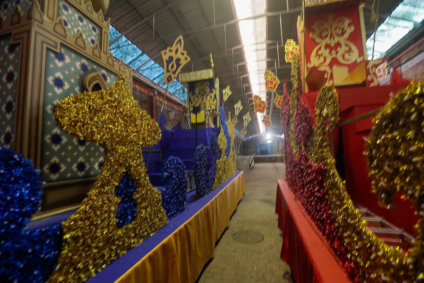 FOTOS: Las carrozas ya se preparan para la Gran Cabalgata de los Reyes Magos de Cádiz