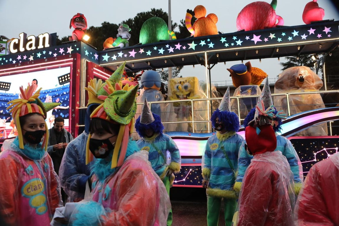 ¡Vuelve la cabalgata a Madrid!. Desde las 18 de la tarde, las carrozas y comparsas, ataviados con chubasqueros por la lluvia, se preparaban para, al fin, desfilar de nuevo en la tradicional cabalgata de los Reyes Magos madrileña