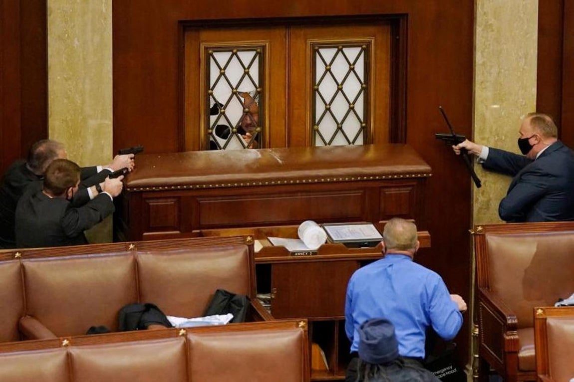 Guardaespaldas y agentes armados trataron de proteger el salón de sesiones del Congreso ante el asalto de manifestantes. 