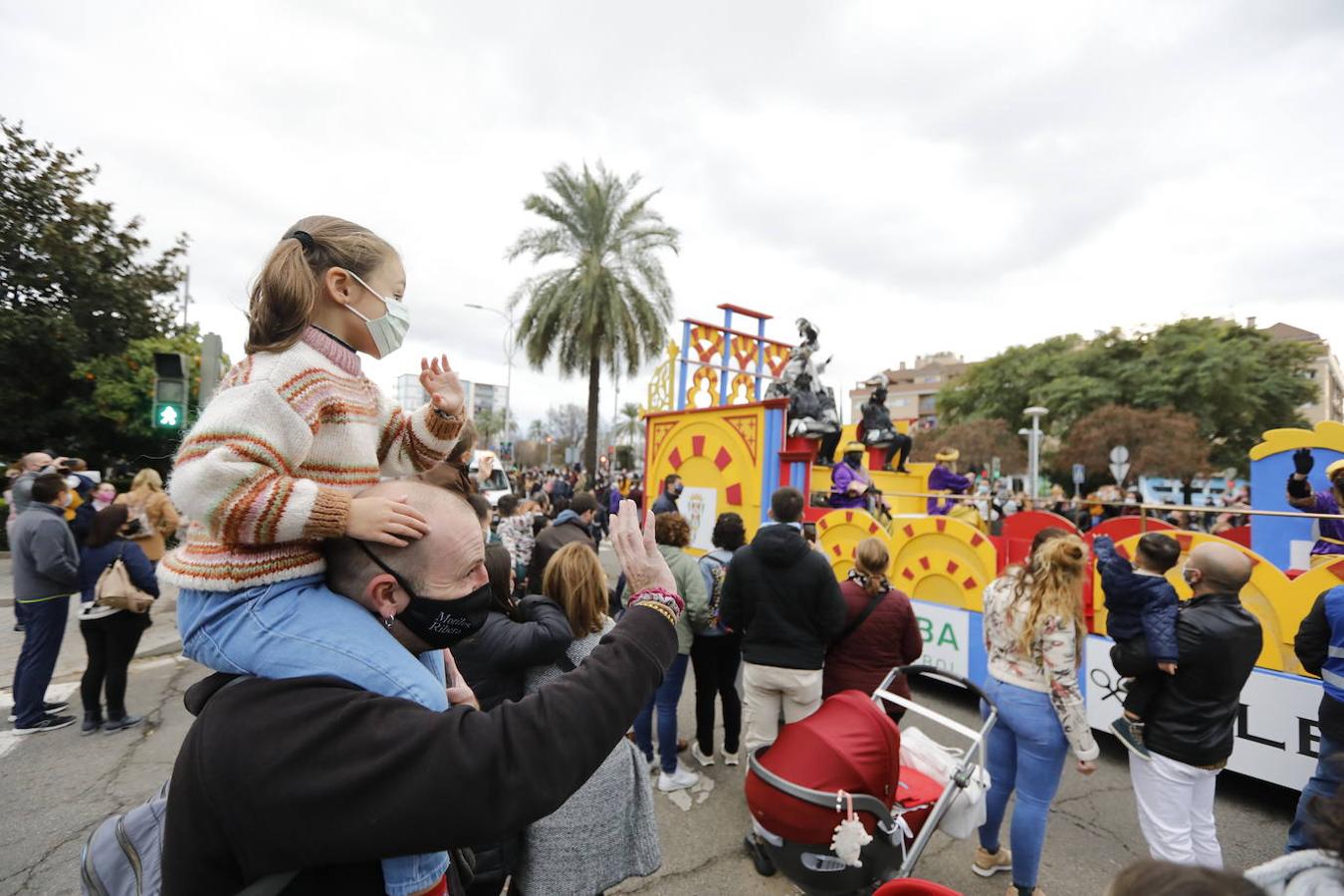 Los cordobeses en la Cabalgata de los Reyes Magos, con mascarillas y algo de distancia