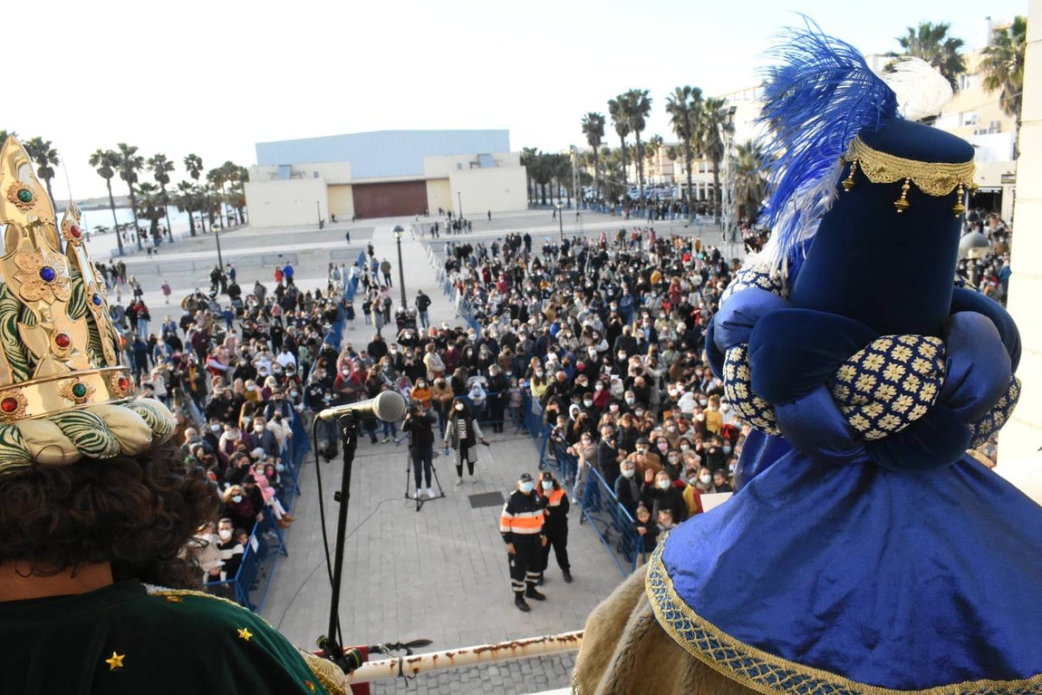 FOTOS: Los Reyes Magos recorren las calles de Puerto Real