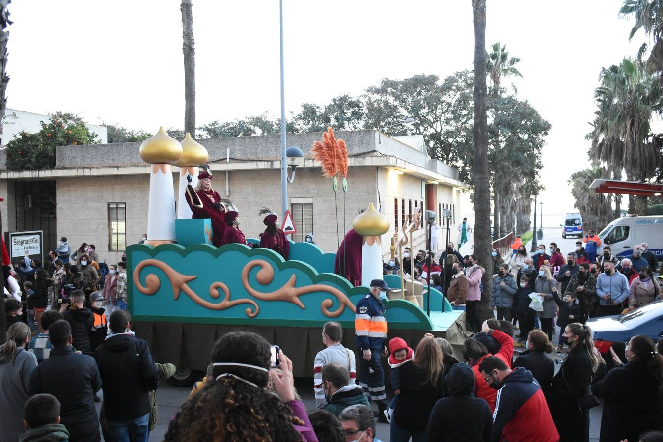 FOTOS: Los Reyes Magos recorren las calles de Puerto Real