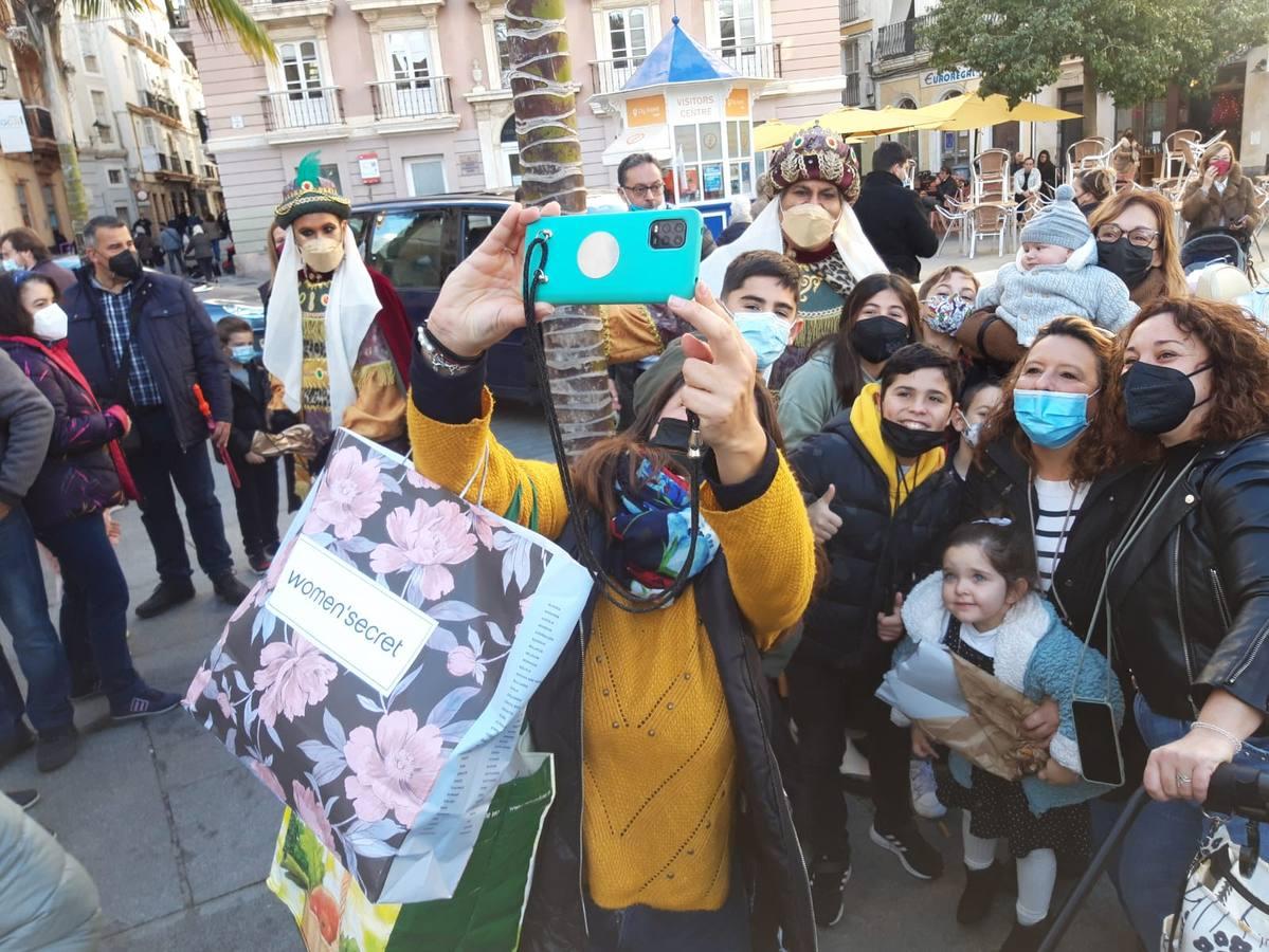 Fotos: Sus Majestades visitan los barrios de la ciudad