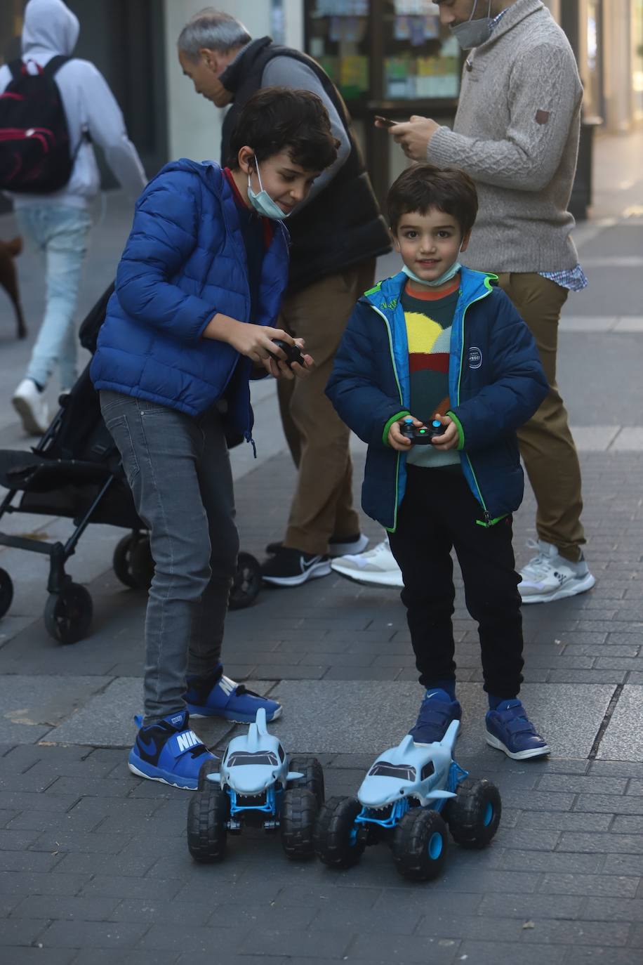 Los niños de Córdoba jugando con los regalos de los Reyes, en imágenes