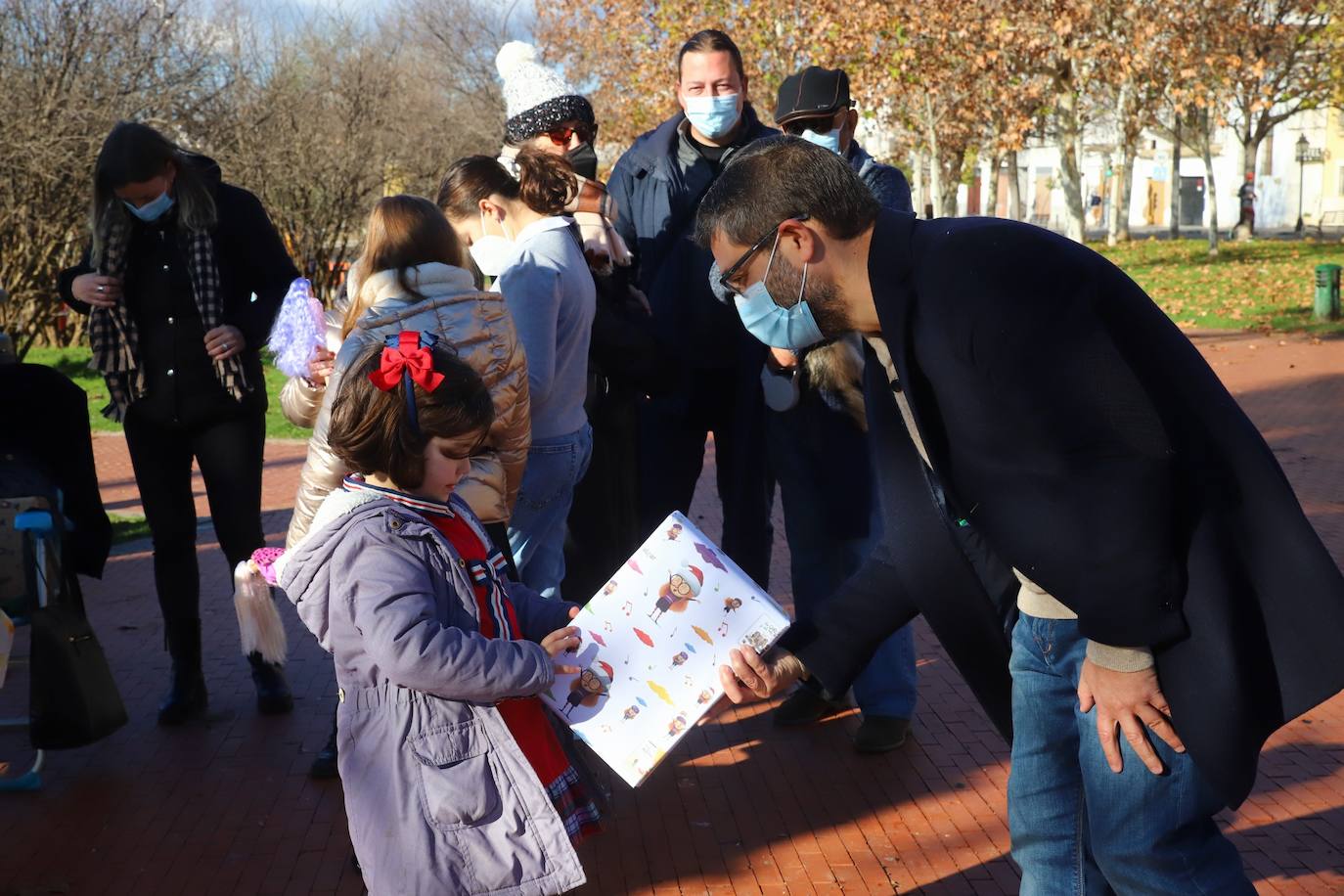 Los niños de Córdoba jugando con los regalos de los Reyes, en imágenes