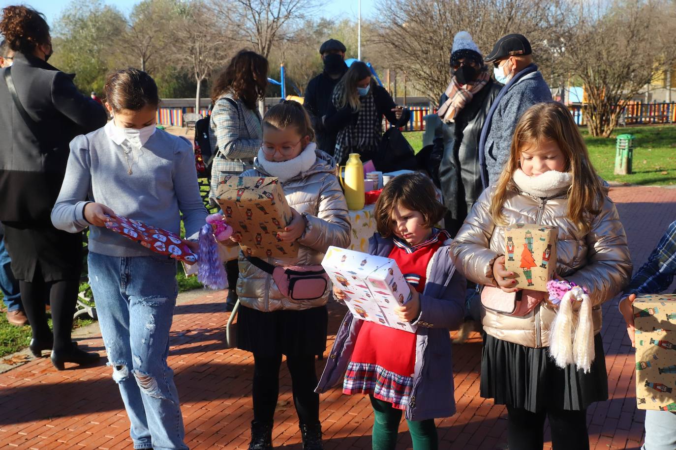 Los niños de Córdoba jugando con los regalos de los Reyes, en imágenes