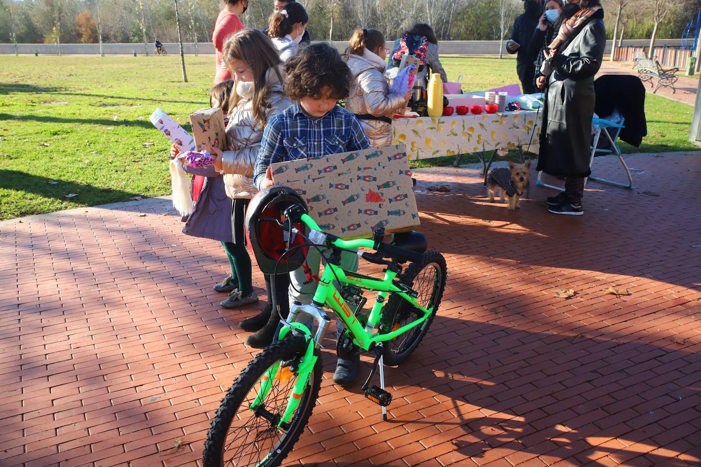 Los niños de Córdoba jugando con los regalos de los Reyes, en imágenes