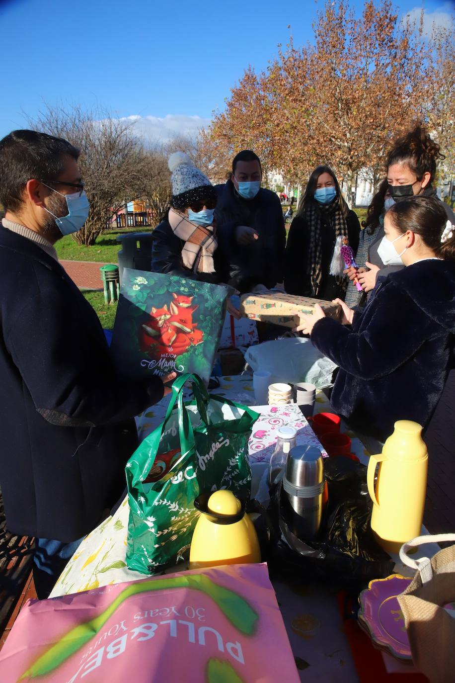 Los niños de Córdoba jugando con los regalos de los Reyes, en imágenes