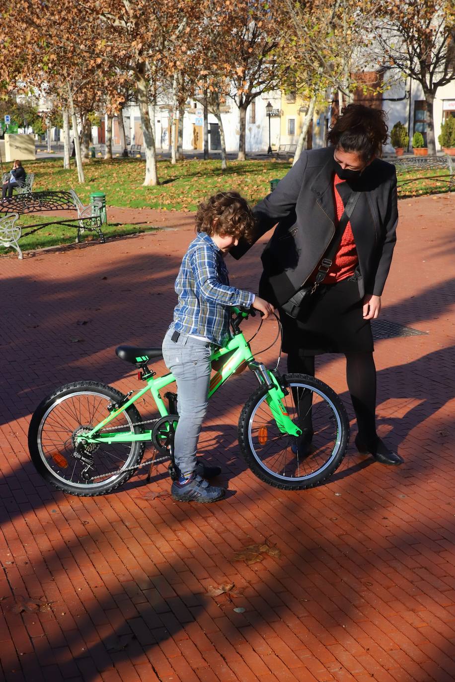 Los niños de Córdoba jugando con los regalos de los Reyes, en imágenes