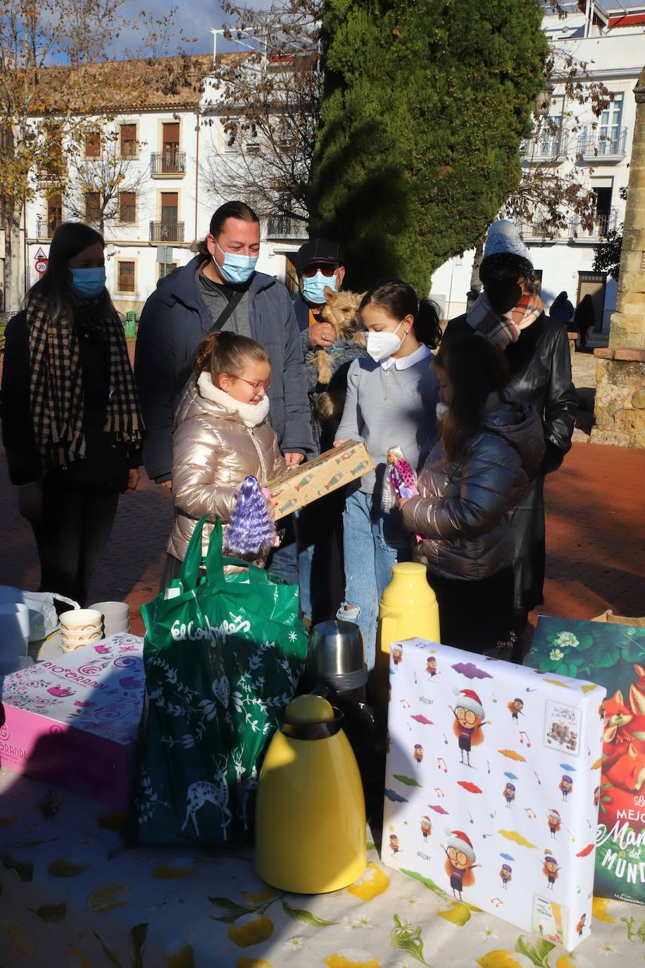 Los niños de Córdoba jugando con los regalos de los Reyes, en imágenes