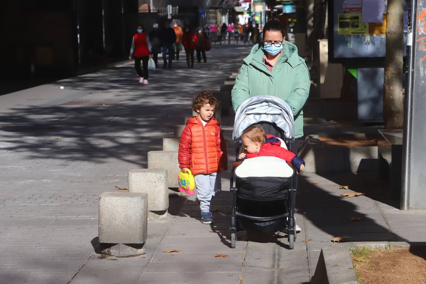 Los niños de Córdoba jugando con los regalos de los Reyes, en imágenes