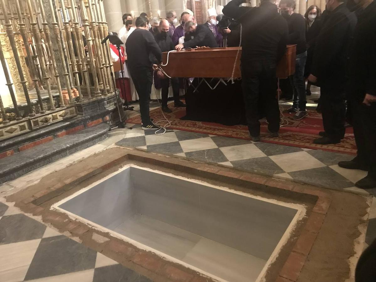 Las imágenes del entierro del cardenal Francisco Álvarez en la catedral primada