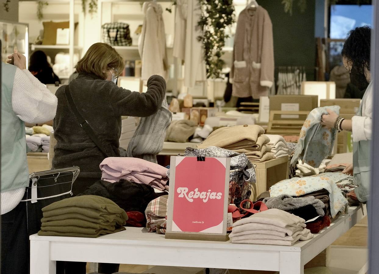 Las rebajas de invierno han llegado a  los comercios del Centro de Sevilla. J.M. SERRANO