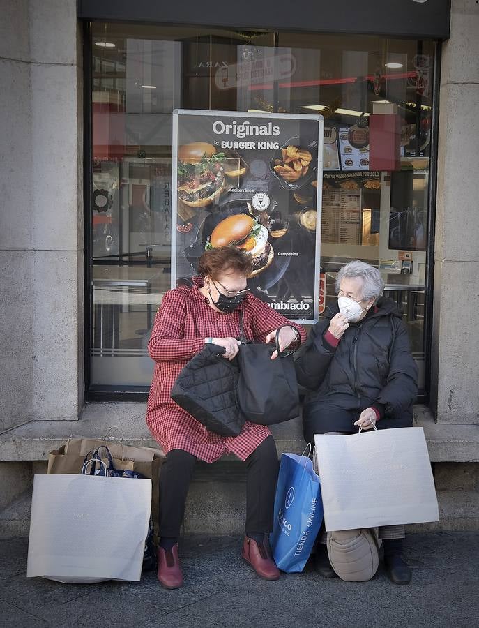 Las rebajas de invierno han llegado a  los comercios del Centro de Sevilla. J.M. SERRANO