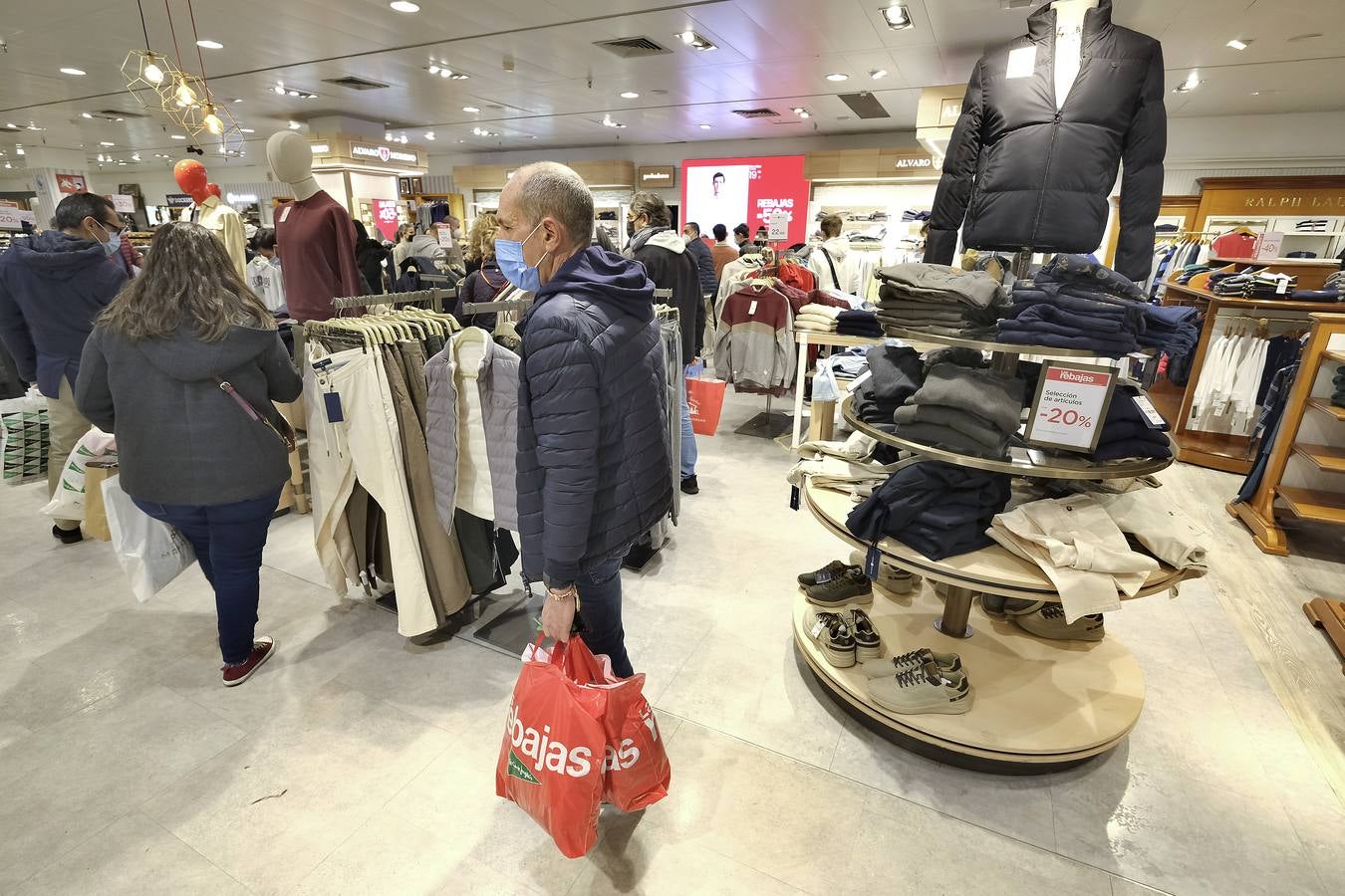 Las rebajas de invierno han llegado a  los comercios del Centro de Sevilla. J.M. SERRANO