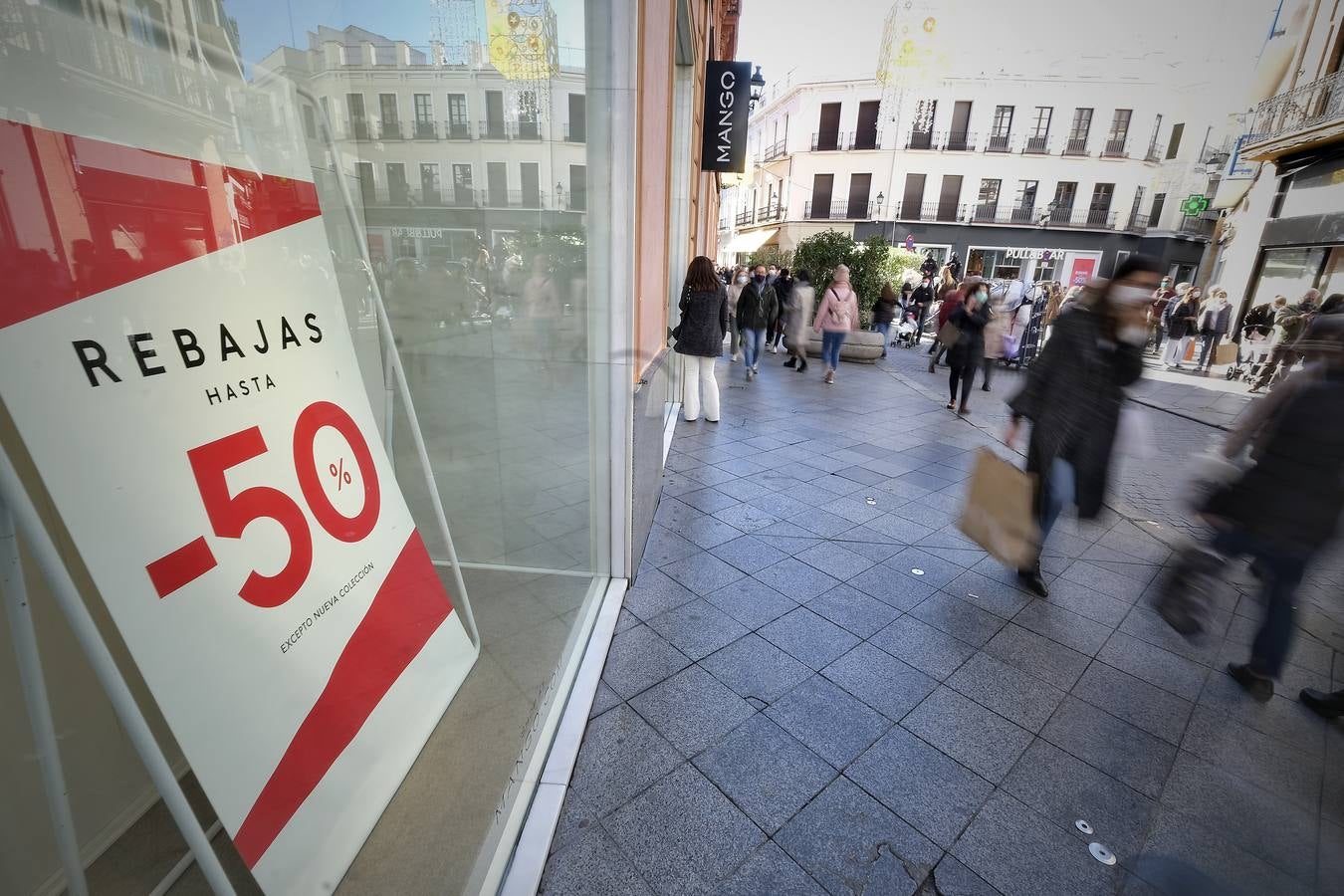 Las rebajas de invierno han llegado a  los comercios del Centro de Sevilla. J.M. SERRANO