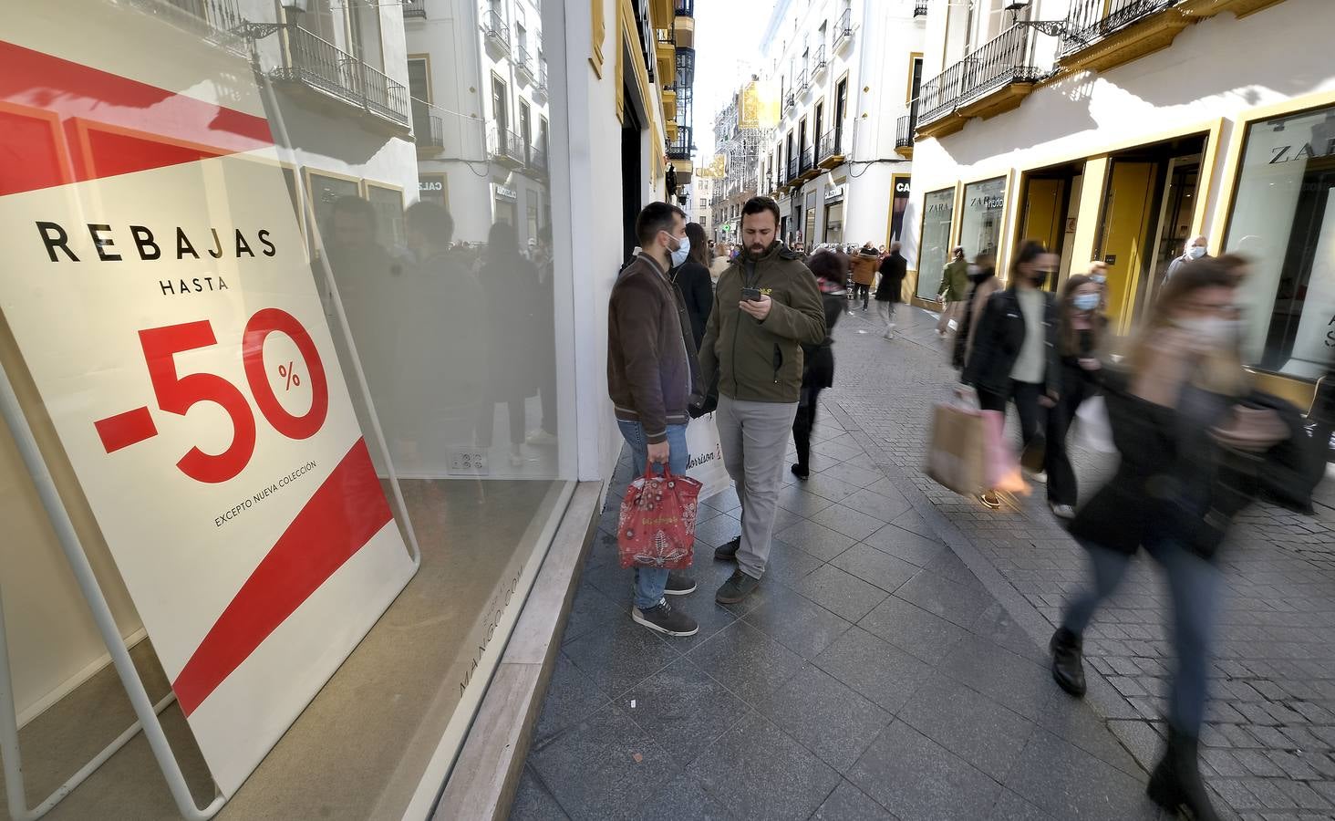 Las rebajas de invierno han llegado a  los comercios del Centro de Sevilla. J.M. SERRANO