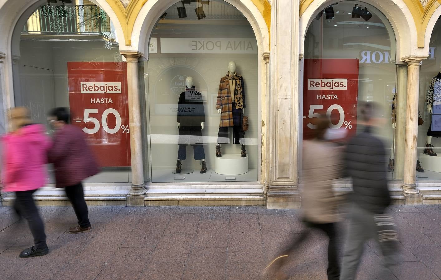 Las rebajas de invierno han llegado a  los comercios del Centro de Sevilla. J.M. SERRANO