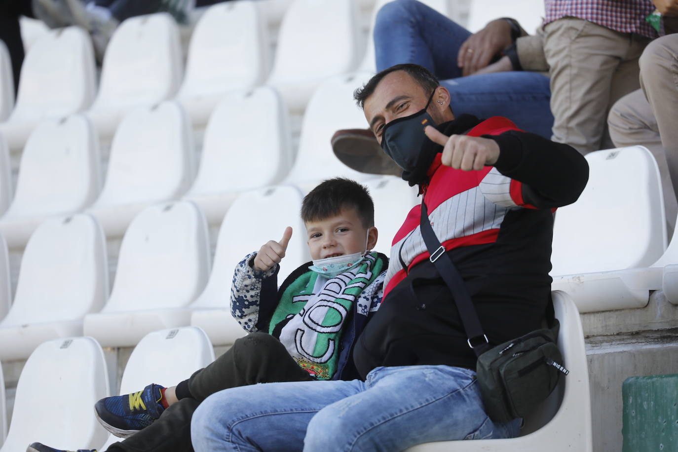 El ambiente en las gradas en el Córdoba CF - Vélez CF, en imágenes