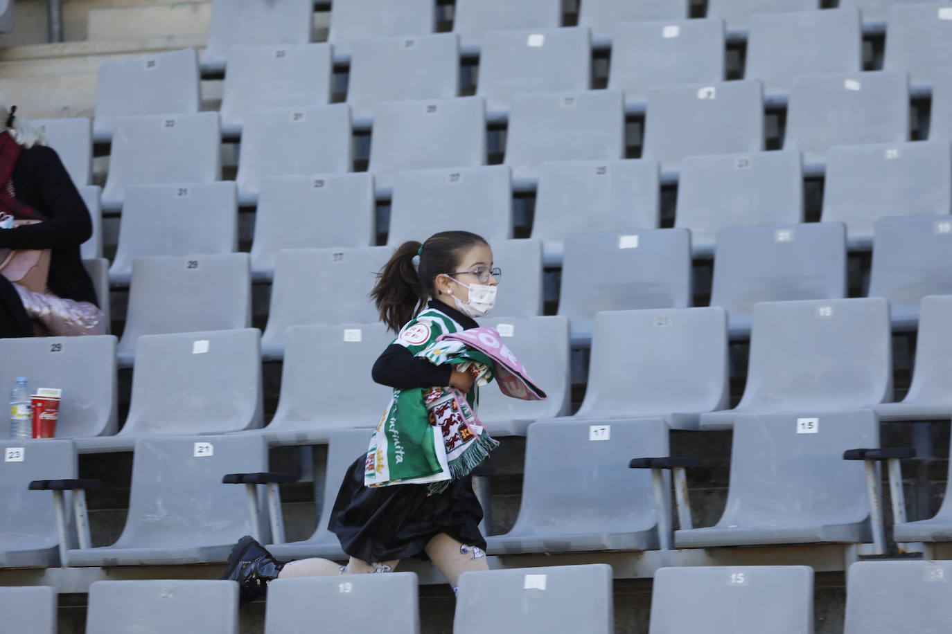 El ambiente en las gradas en el Córdoba CF - Vélez CF, en imágenes