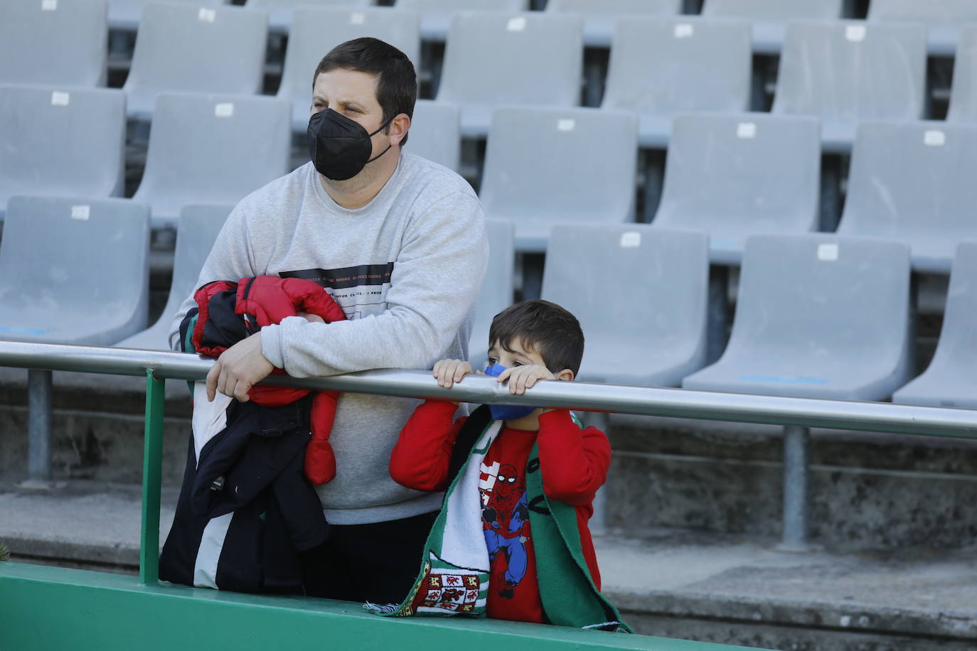 El ambiente en las gradas en el Córdoba CF - Vélez CF, en imágenes