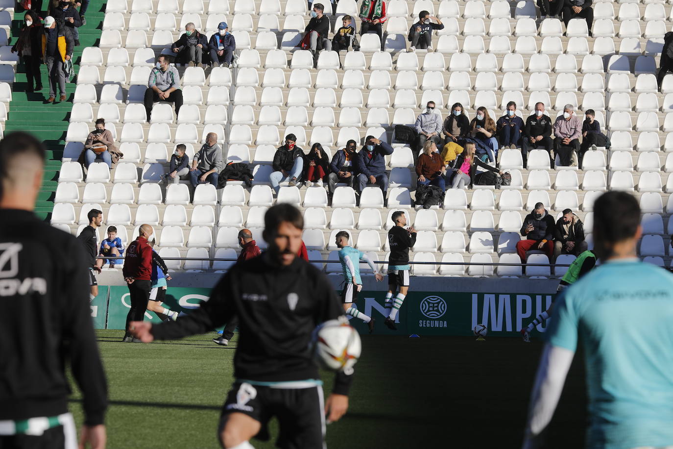 El ambiente en las gradas en el Córdoba CF - Vélez CF, en imágenes