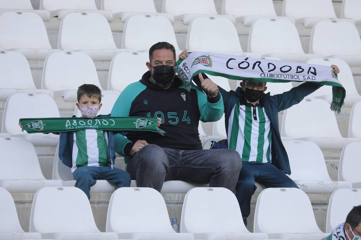 El ambiente en las gradas en el Córdoba CF - Vélez CF, en imágenes