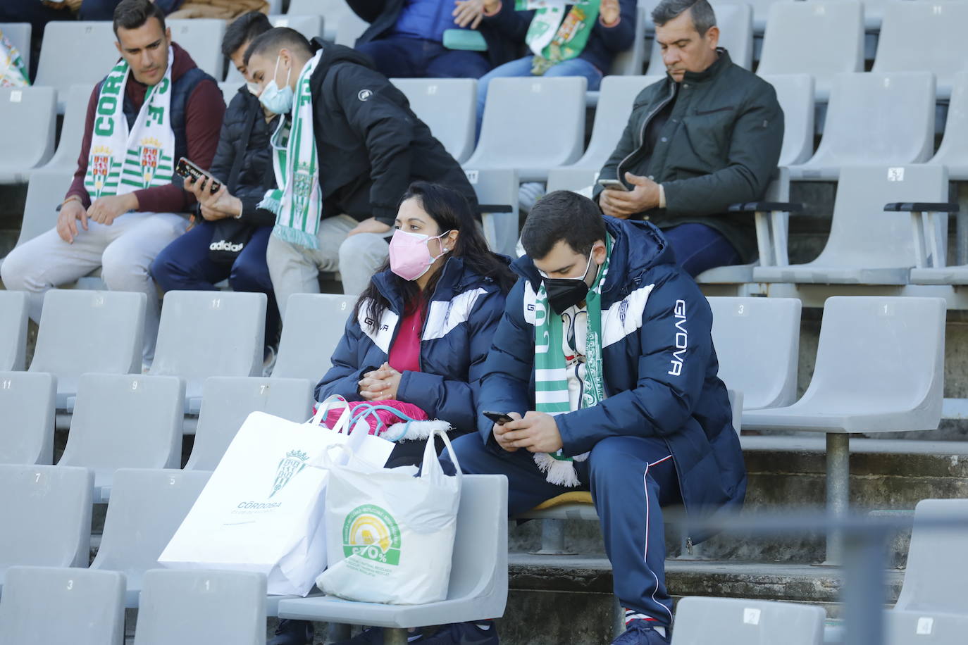 El ambiente en las gradas en el Córdoba CF - Vélez CF, en imágenes