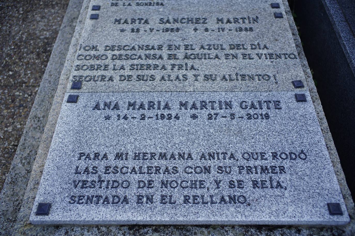 En la lápida de su hija, Carmen y Ferlosio inscribieron unos versos de Antonio Machado. En la tumba de Ana María se inscribe la dedicatoria de 'Entre visillos'