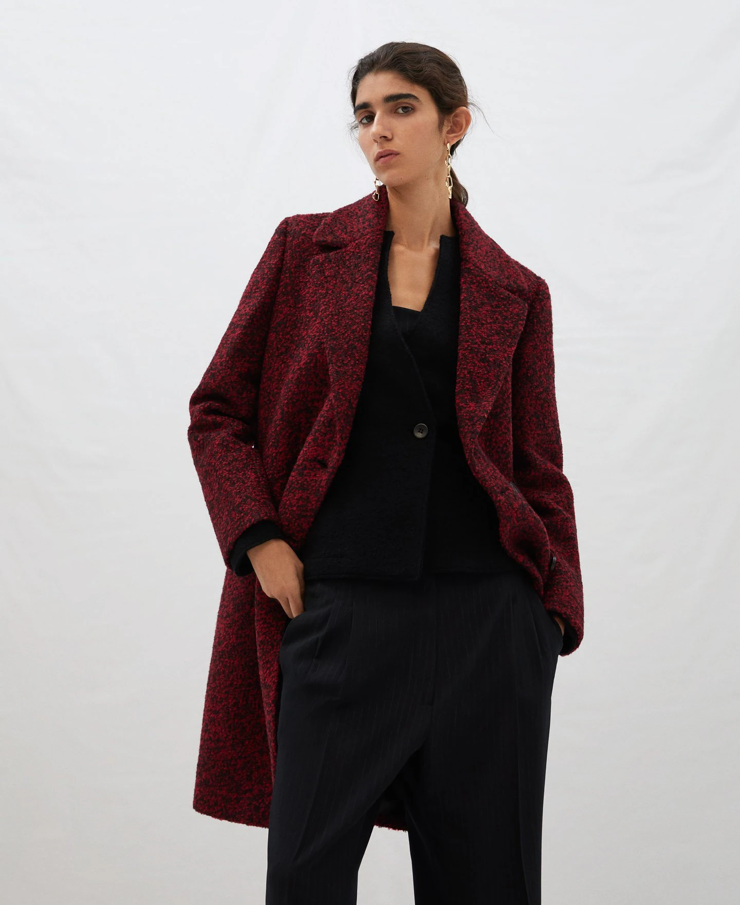 Abrigo sastre en lana cocida con tonos rojos de Adolfo Domínguez (precio: 129€ / antes: 220€)