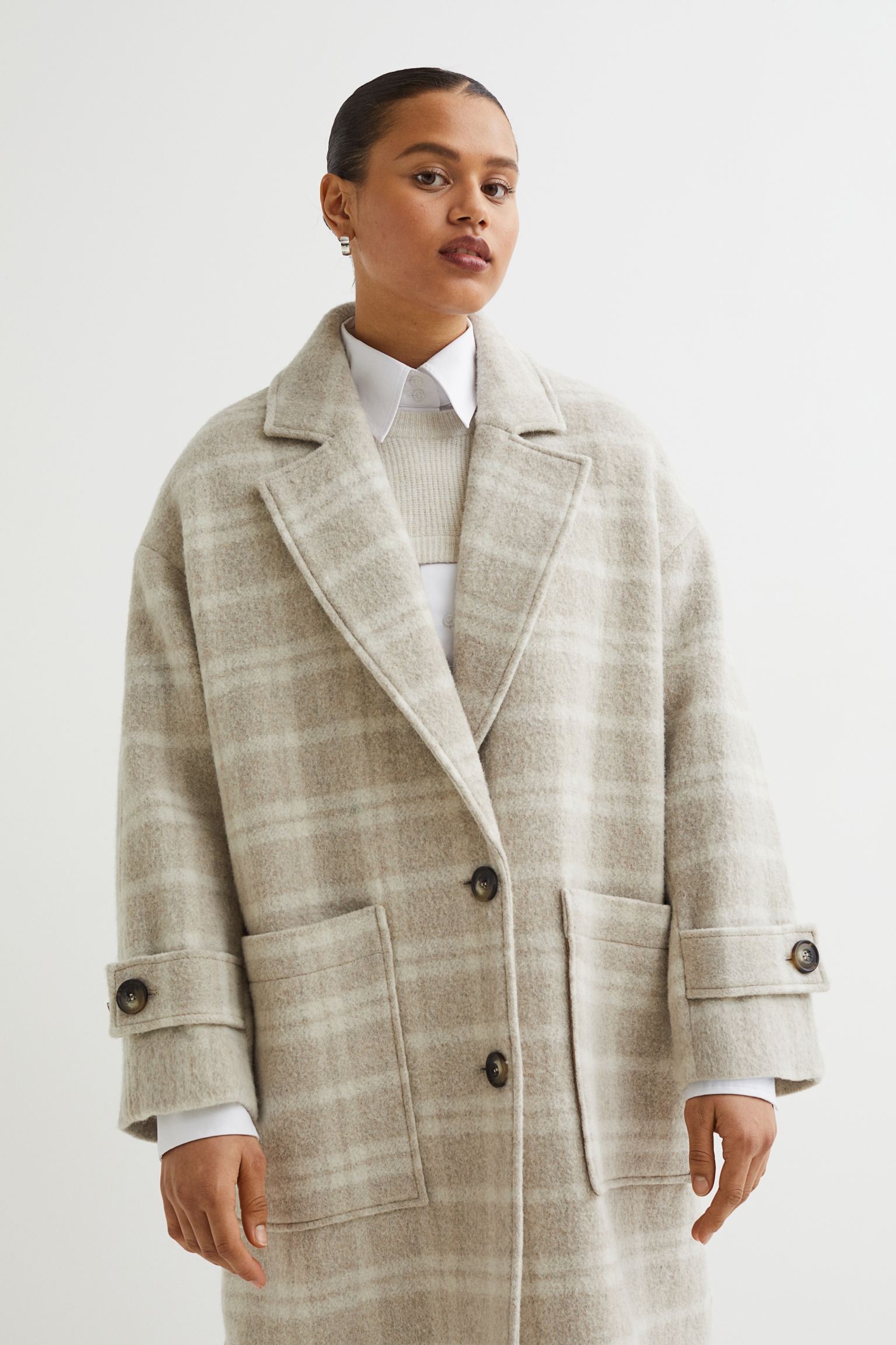 Abrigo en mezcla de lana con estampado de cuadros en tonos beige de H&amp;M (precio: 99,99€ / 179€)
