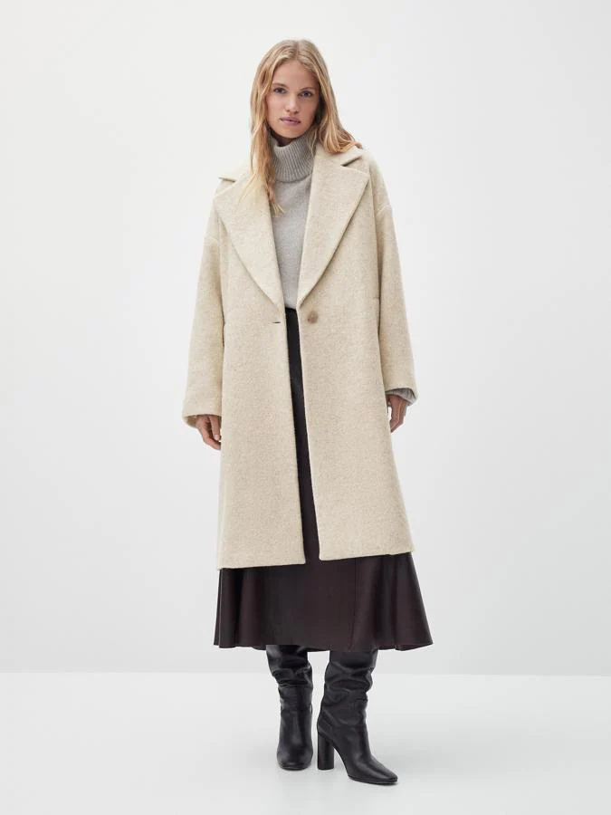 Abrigo de lana en color crema con botón de Massimo Dutti (precio: 149€ / antes: 199€)