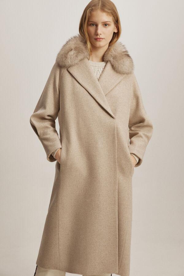 Abrigo largo cruzado con cuello de pelo, cierre mediantes snaps a tono escondidos y con bolsillos en costuras laterales de Pedro del Hierro (precio: 234€ / antes: 469€)