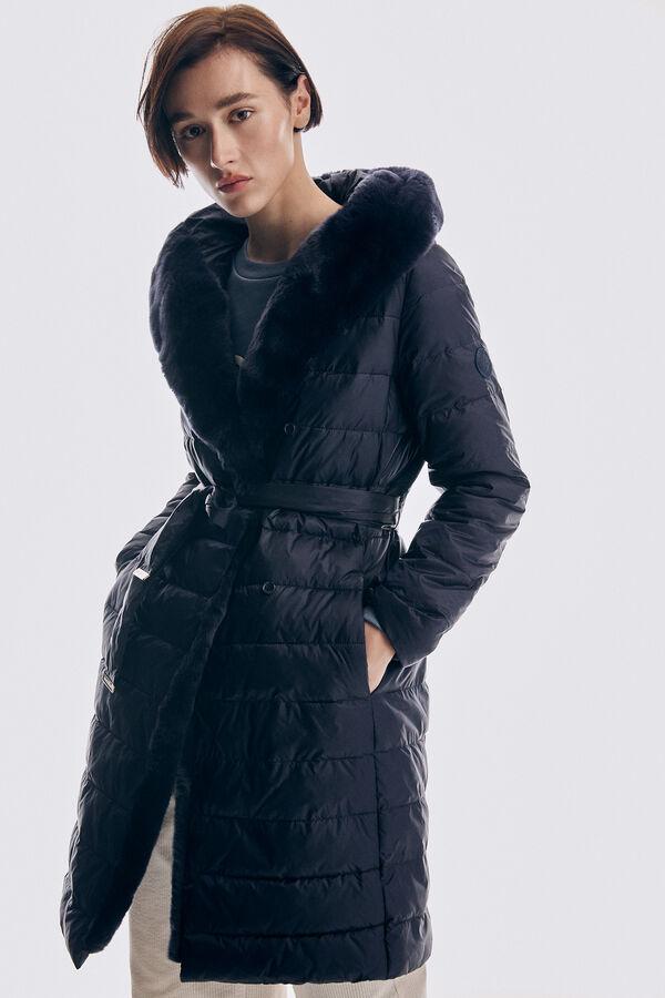 Parka larga reversible con capucha y cinturón en tejido técnico, con detalles de pelo de conejo natural en capucha y cruce delantero. (precio: 194€ / antes: 389€)