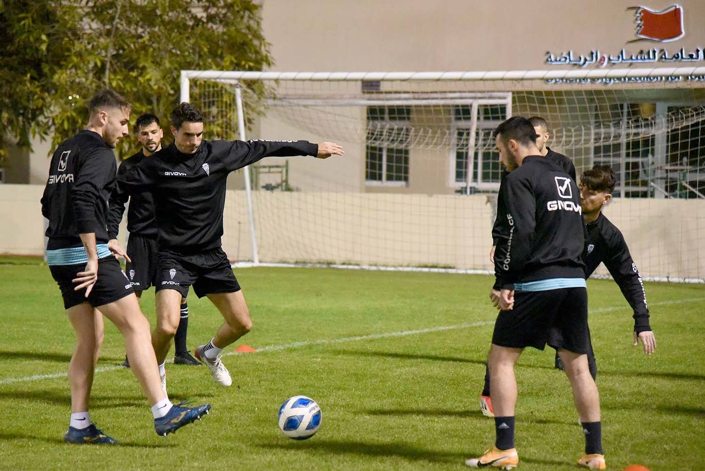 El primer entrenamiento del Córdoba CF en Baréin, en imágenes