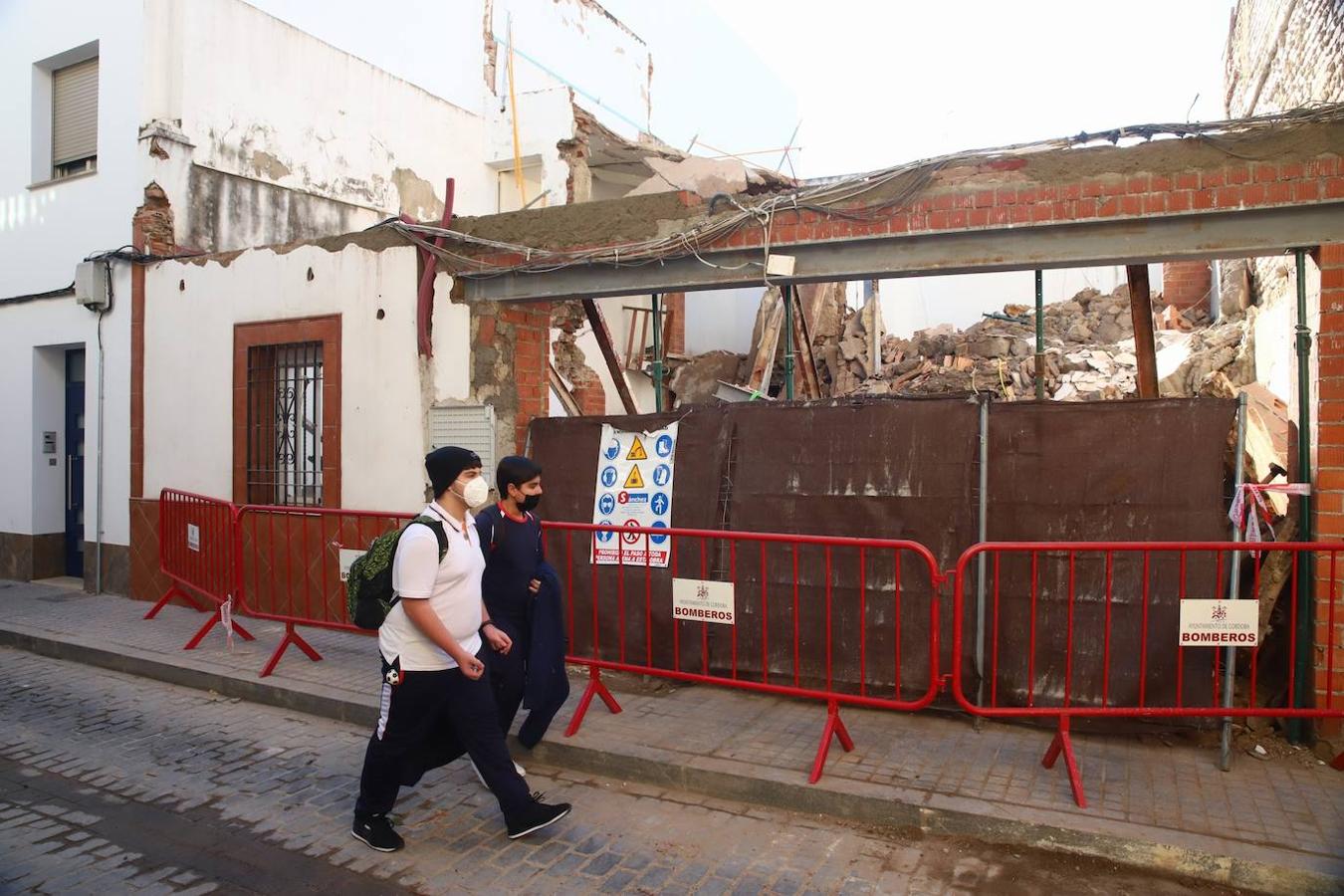 Tres albañiles escapan del derrumbe de una casa en obras el calle San Acisclo de Córdoba