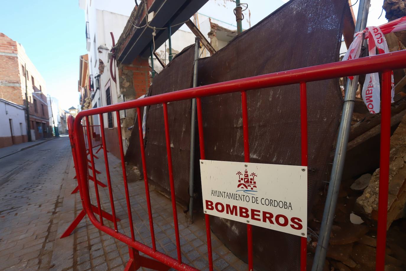 La casa derrumbada en la calle San Acisclo de Córdoba, en imágenes