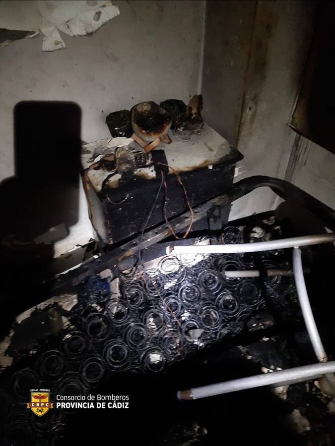 Fotos: incendio en una vivienda en Loreto, en Cádiz capital