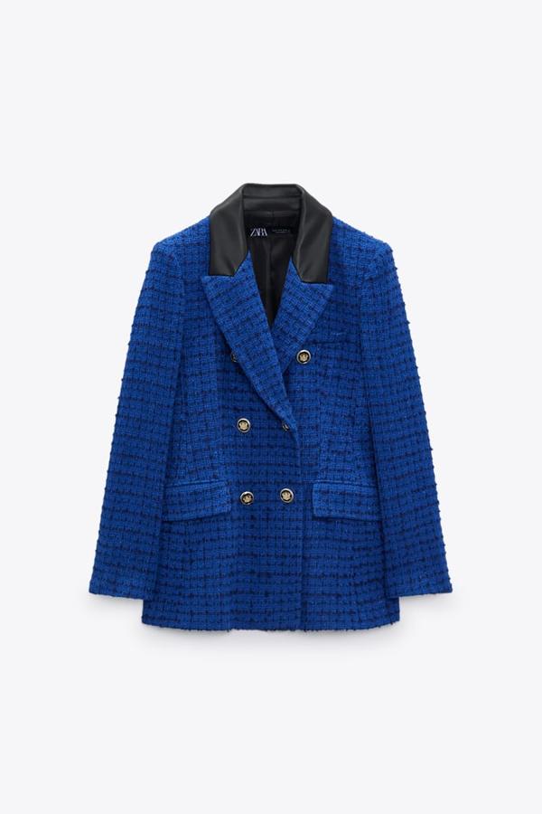 Con tejidos combinados. Blazer en zolor azul de cuello con solapa en tejido combinado de efecto piel en color negro de Zara. Precio: 39,99€ / antes: 59,95€