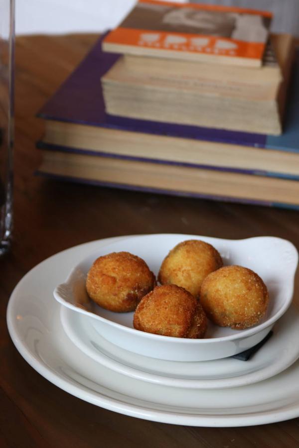 Berlanga: de jamón. José Luis García-Berlanga, hijo del cineasta y cocinero autodidacta, dirige este restaurante frente al parque del Retiro de Madrid. Allí sirve su croqueta de jamón junto con otras como las de merluza, gambas o espinacas. Avenida de Menéndez Pelayo, 41 (Madrid)