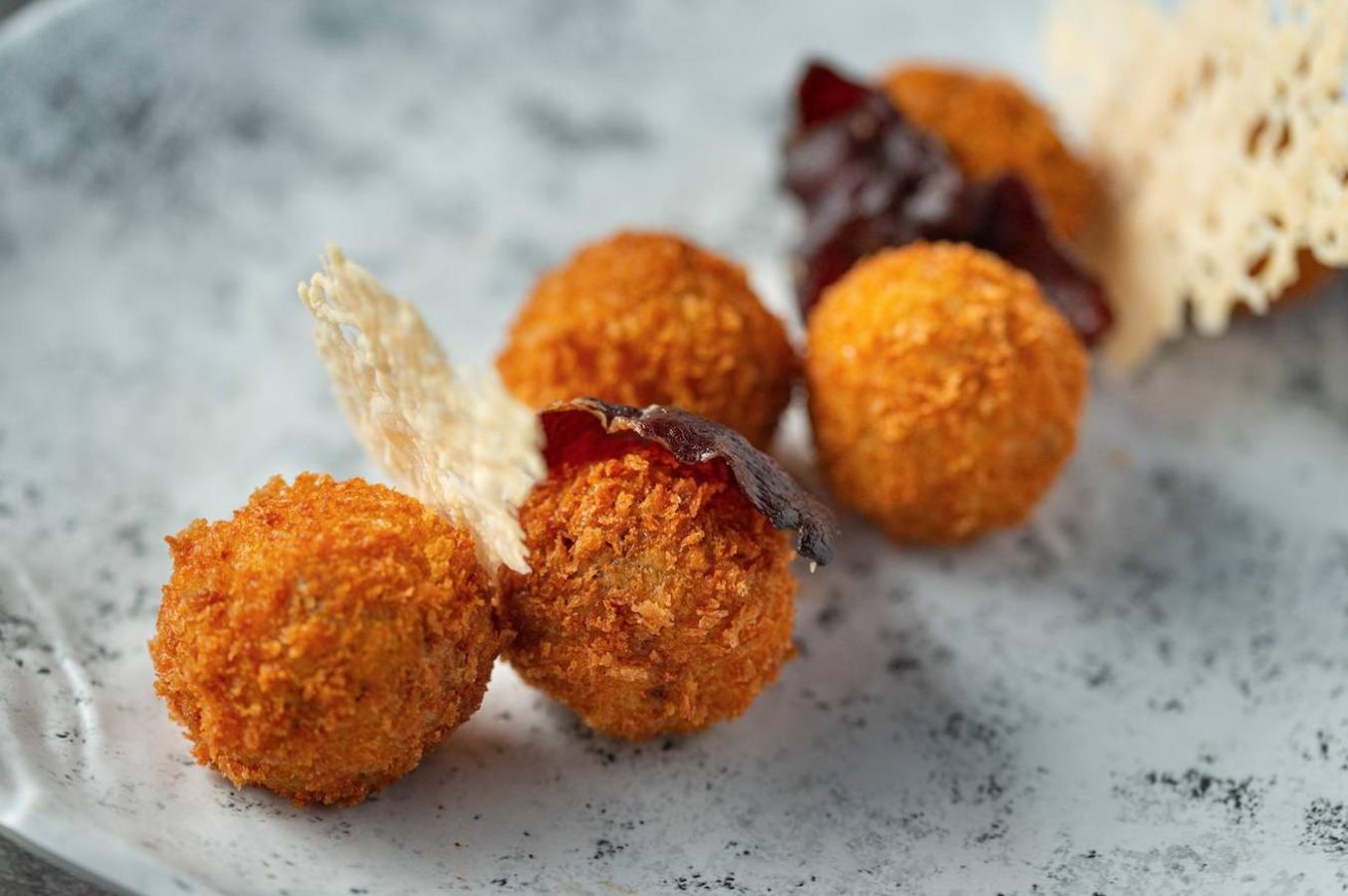 Zielou: de cecina. Elaboradas con una cremosa emulsión de leche fresca, el ingrediente protagonista de estas croquetas es la cecina. Se sirven en el espacio gastronómico ubicado en la planta ático de la estación de Chamartín de Madrid.