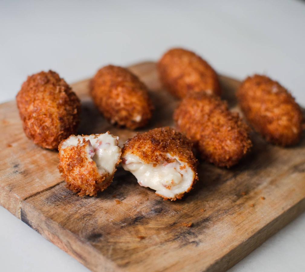 Santerra: de jamón. El chef manchego Miguel Carretero sirve una de las croquetas con más demanda de Madrid. De sus cocinas han llegado a salir hasta 3.000 unidades al día que hacen de forma completamente artesanal. Su receta fue premiada en 2018 en Madrid Fusión como la mejor del mundo. General Pardiñas, 56 y Ponzano, 62 (Madrid)