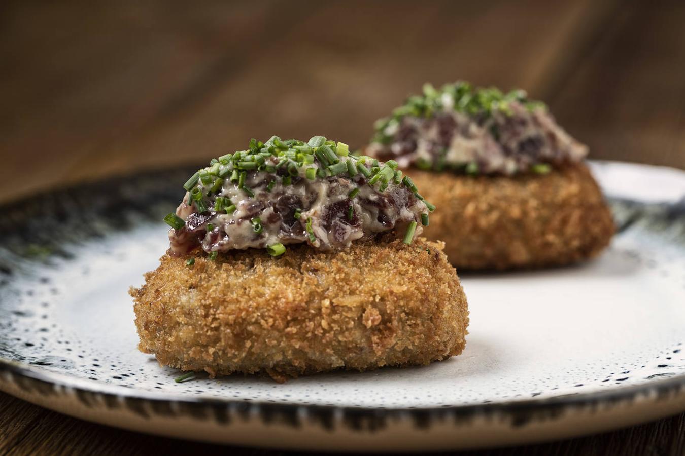 Sagrario Tradición: de entraña y ali-oli de cecina. Este restaurante madrileño elabora una croqueta de entraña a la parrilla y ali-oli de cecina. Plaza Valparaiso, 3 (Madrid)