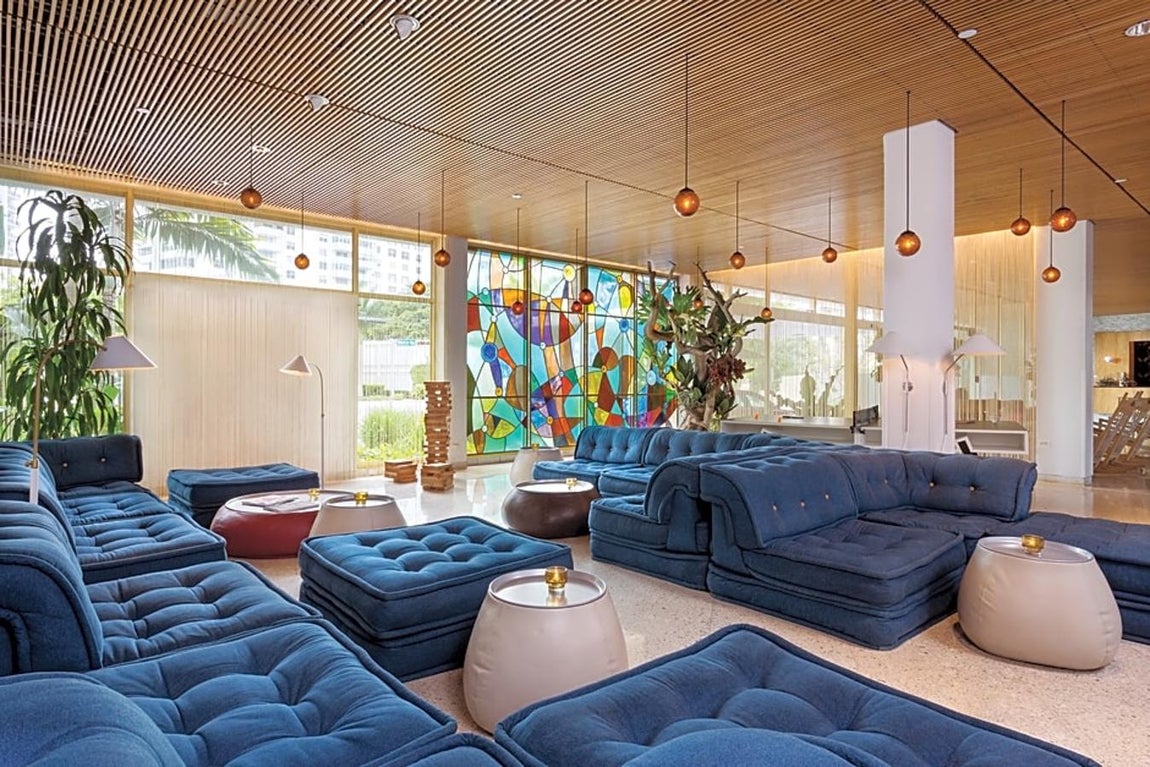 Así es el hotel que Sandra Ortega ha vendido en Miami. Tampoco faltan varias salas de reuniones, biblioteca, un lounge bar y diversas terrazas en las que disfrutar de las vistas.