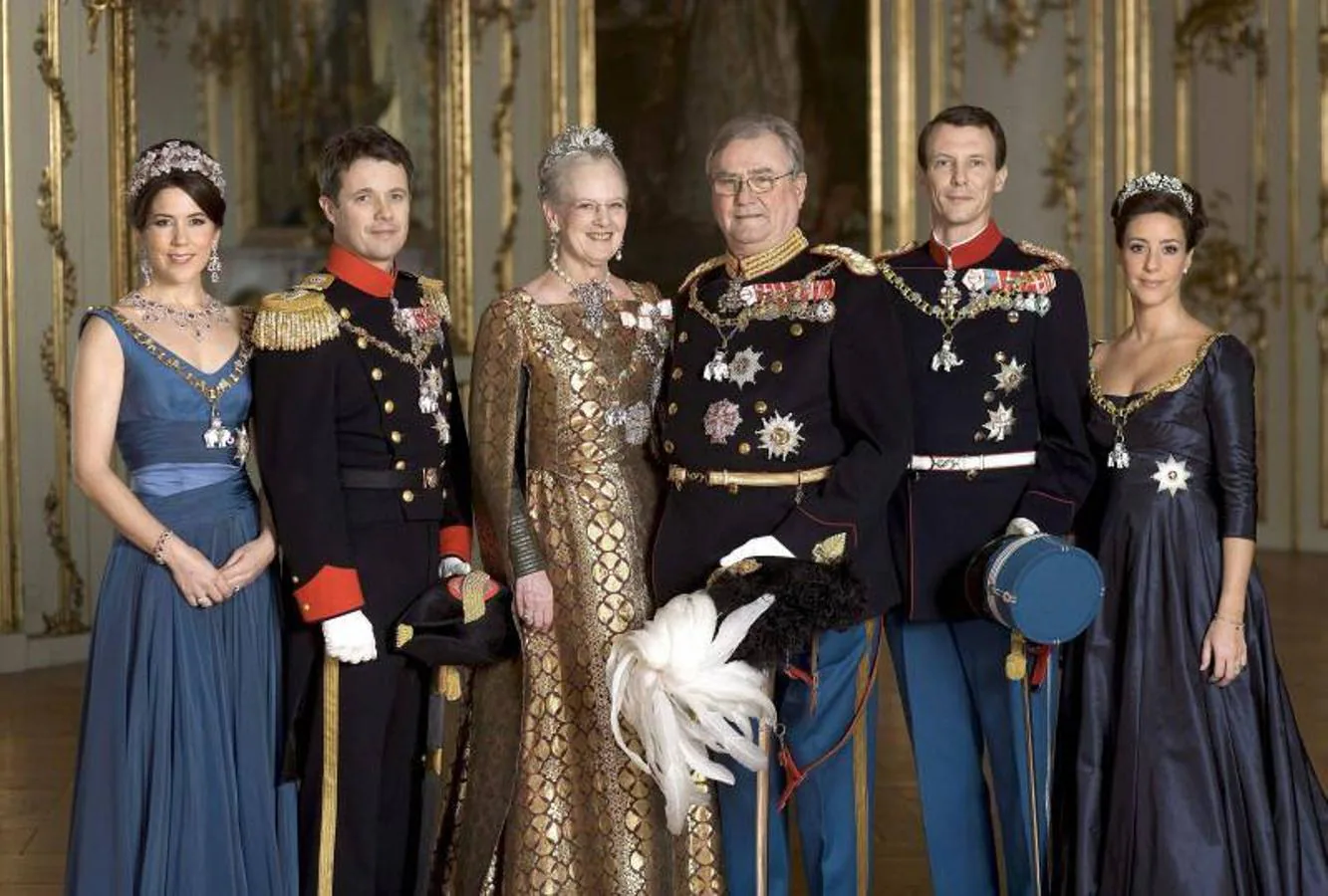 La Reina tiene dos hijos, los príncipes Federico y Joaquín. 