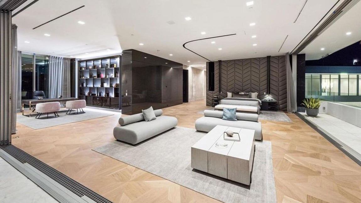 'The One', la mansión más cara subastada en Estados Unidos. Las dimensiones de la casa dejan claro que se trata de un proyecto de gran envergadura. Nada más y nada menos que 9.755 metros cuadrados a los que habría que sumar el jardín y alrededores.