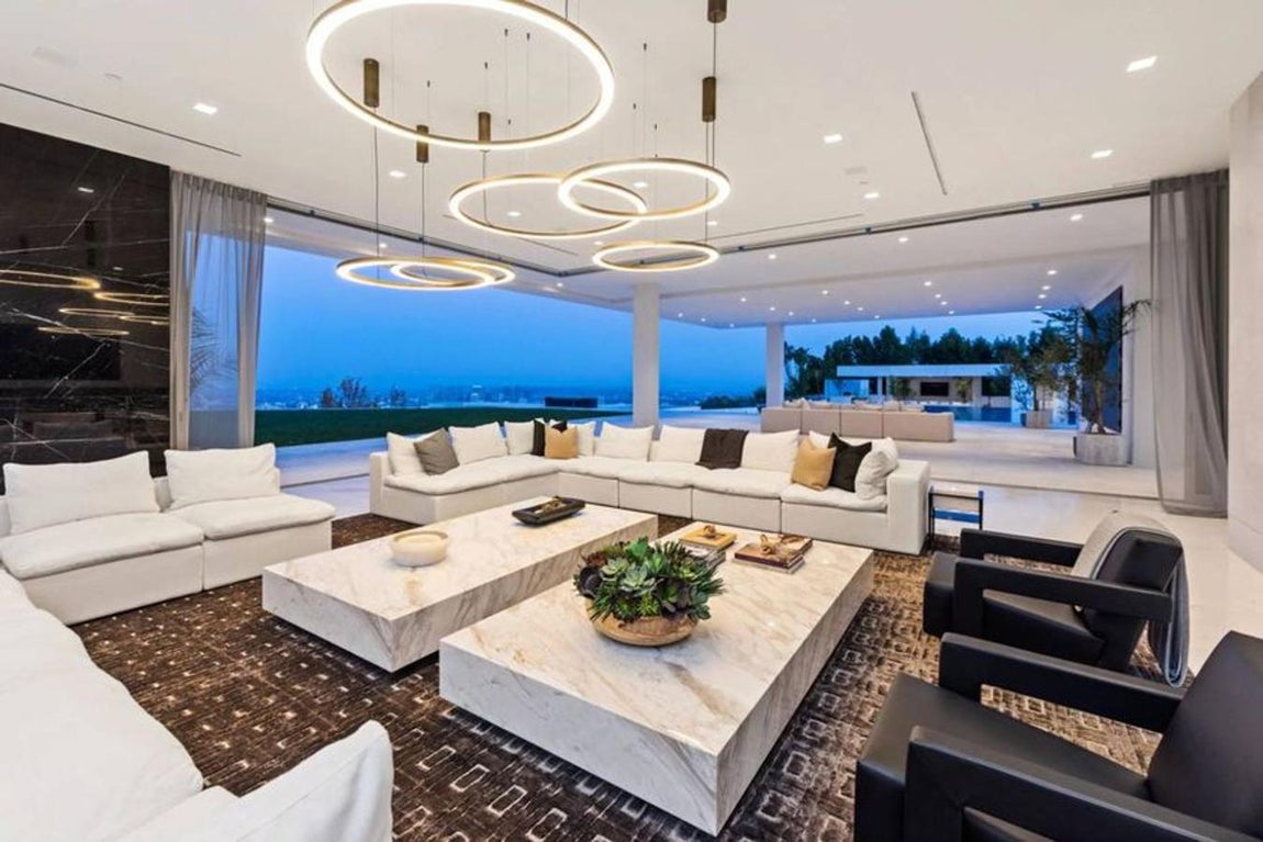 'The One', la mansión más cara subastada en Estados Unidos. El espacio se reparte en tres plantas con altos techos y grandes ventanales que hacen que se vea todavía más amplia. La casa cuenta con 18 dormitorios y 25 baños que no tienen nada que envidiar a los de los mejores hoteles.