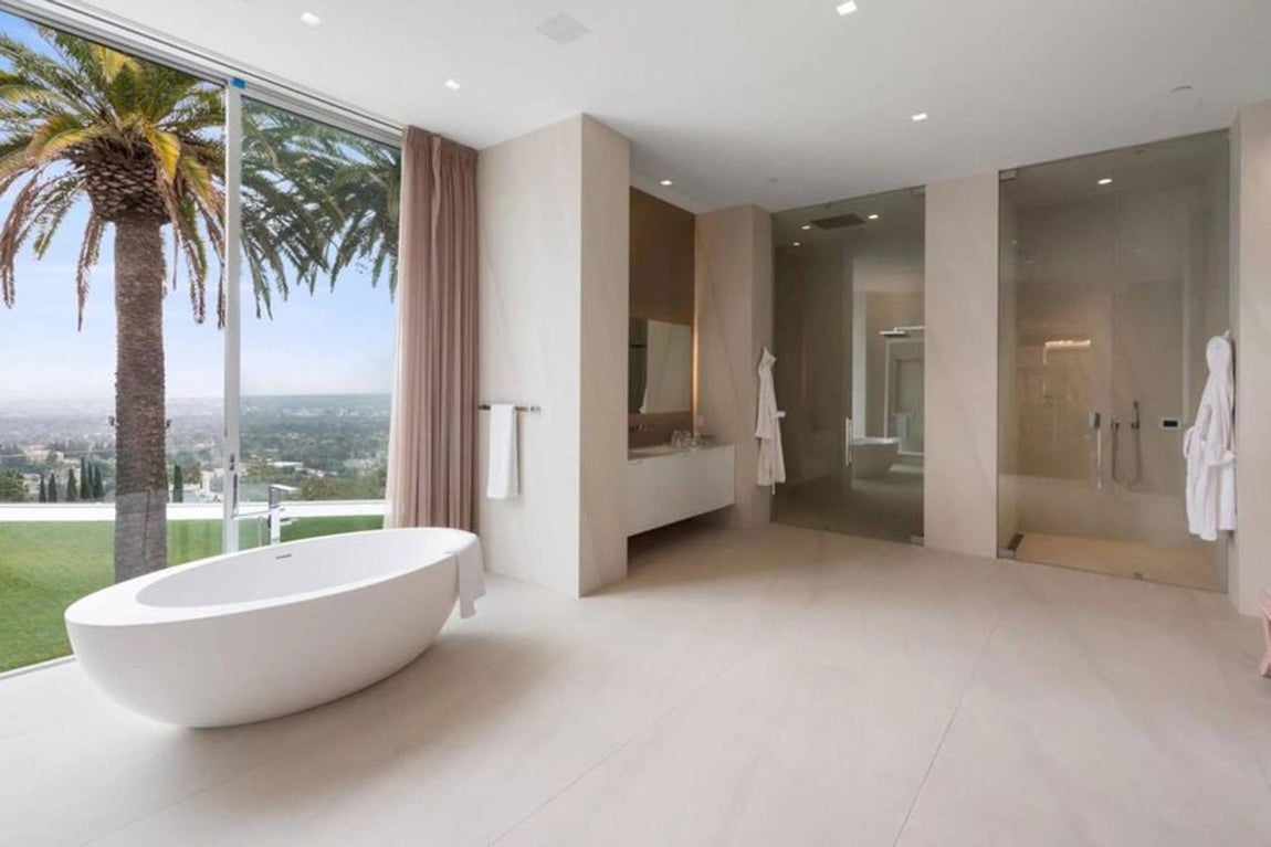 'The One', la mansión más cara subastada en Estados Unidos. Aunque sus baños tenga unas dimensiones propias de un Spa, la mansión cuenta con su propio centro de belleza, peluquería y área de masajes entre otras comodidades.