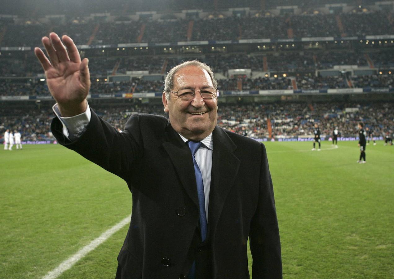 Durante toda su vida, Gento ha recibido múltiples homenajes en el Bernabéu. En la imagen se le ve sobre el césped en el Trofeo Bernabéu de 2019. 